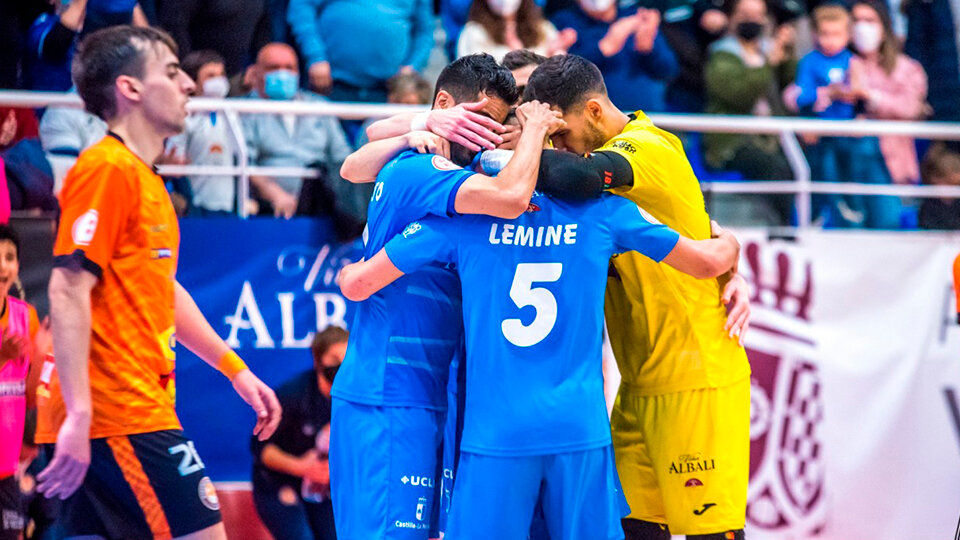 El Viña Albali Valdepeñas celebrando un gol contra el Ribera Navarra

Foto: LNFS