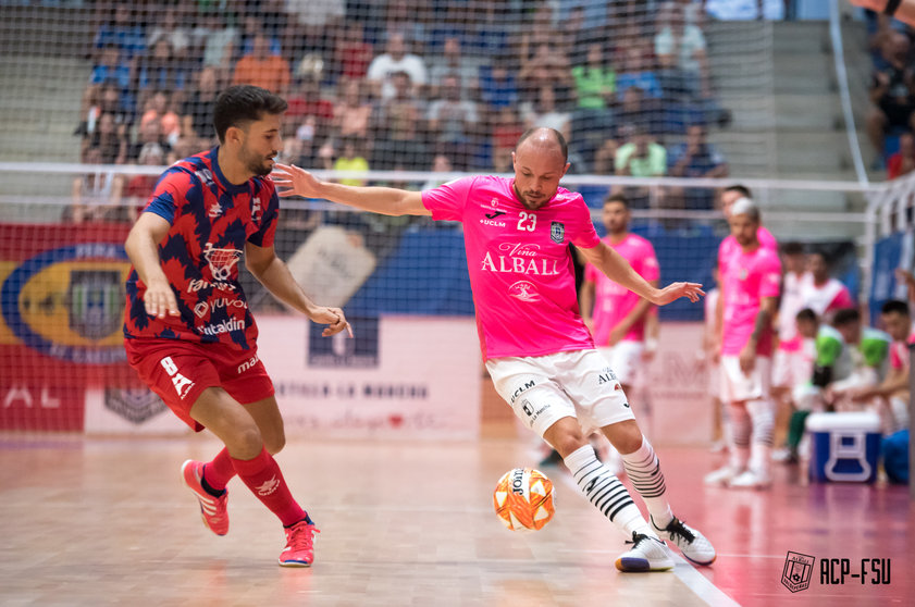 Nano con el balón en el Viña Albali Valdepeñas 7-4 Alzira del Trofeo Viña Albali 2022

Foto: ACP-FSV