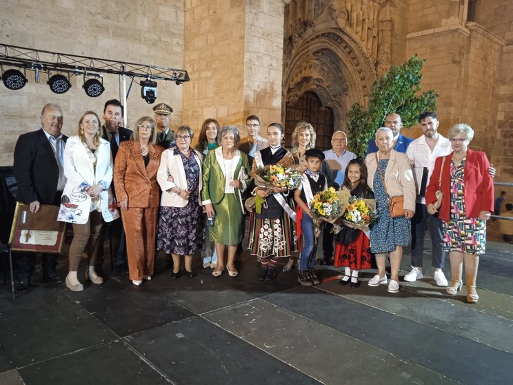 Miembros de la Asociación Zona Centro, con personas reconocidas en el acto inaugural de sus fiestas, el pregonero y autoridades municipales