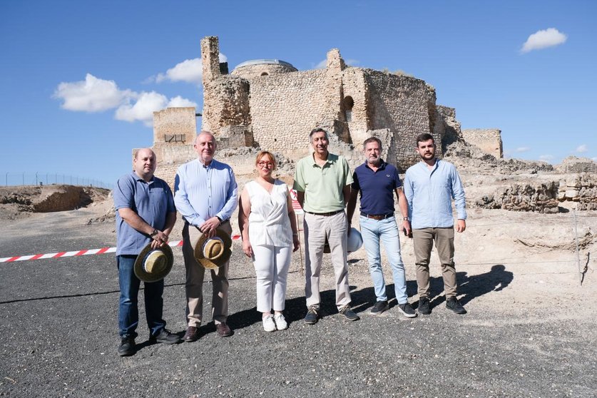 Autoridades antes el castillo de Calatrava la Vieja