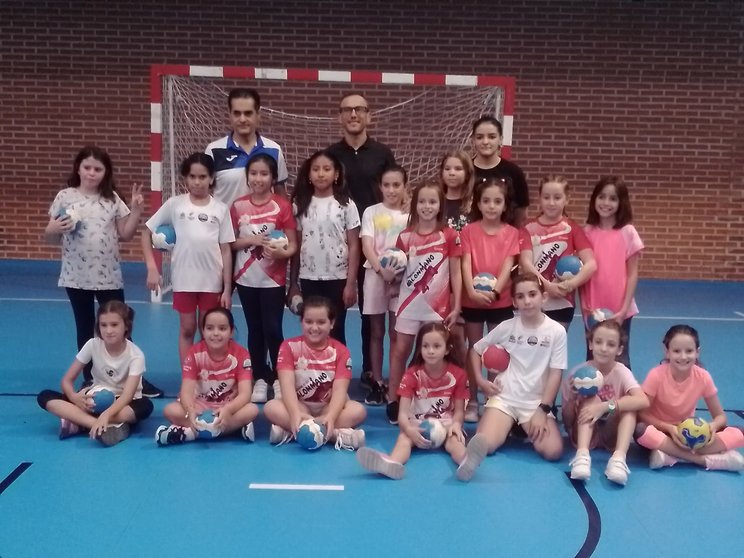 Alumnas de la Escuela de Balonmano Femenino con el concejal de Deportes