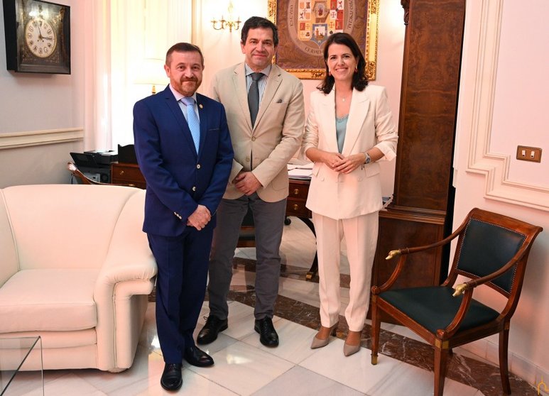 El nuevo director de la UNED con el presidente de la diputación y la presidenta del patronato provincial de esta universidad