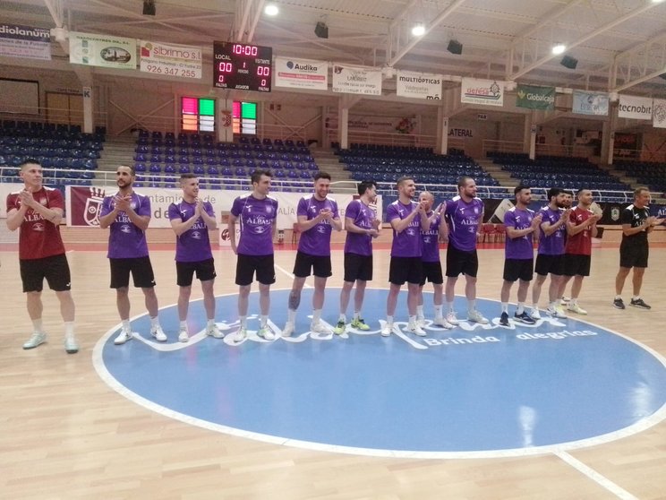 encuentro de los jugadores del Viña Albali con la afición para despedir la temporada (4)