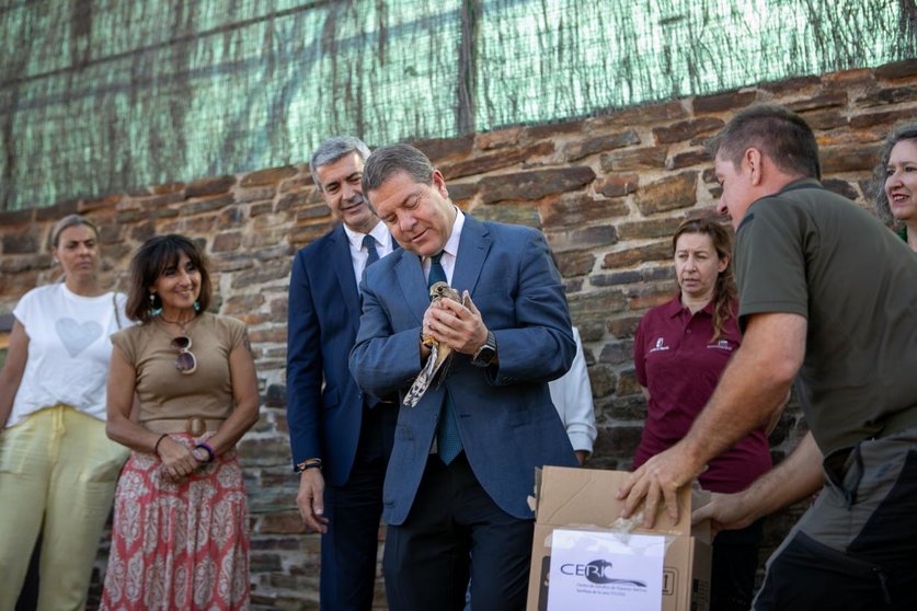 El presidente castellano-manchego en el Centro de Recuperación de Aves