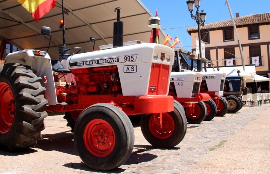 -Tractores antiguos en la plaza