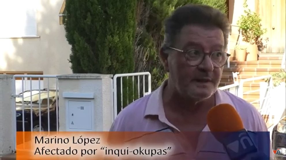 El afectado ante la fachada de su vivienda a la que no puede acceder