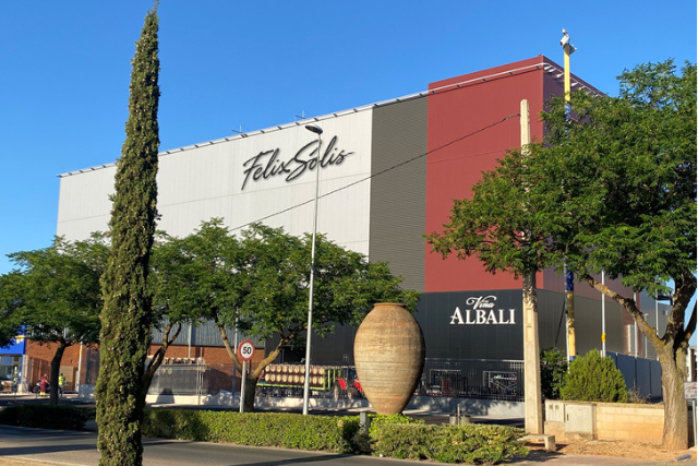 Nave de barricas de Félix Solís en la Avenida del Vino de Valdepeñas