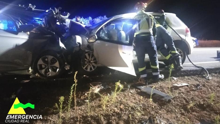 Los Bomberos trabajan en el rescate de heridos tras una colisión frontal