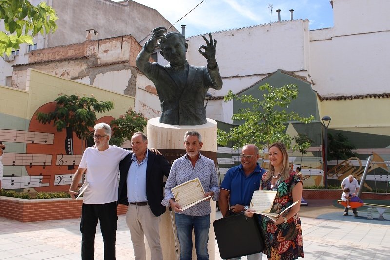 ESCULTURA MAESTRO IBAÑEZ