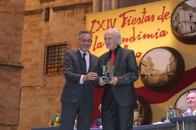 PEDRO GÓMEZ CORNEJO RECIBIENDO DE MANOS DEL ALCALDE LA MEDALLA DE LAS LETRAS JUAN ALCAIDE EN 2017