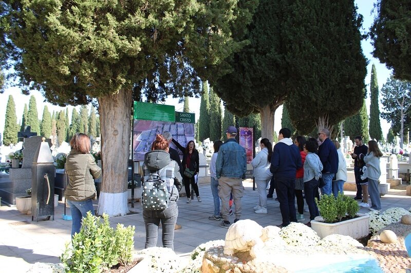 021124 VA-VISITA CEMENTERIO 4