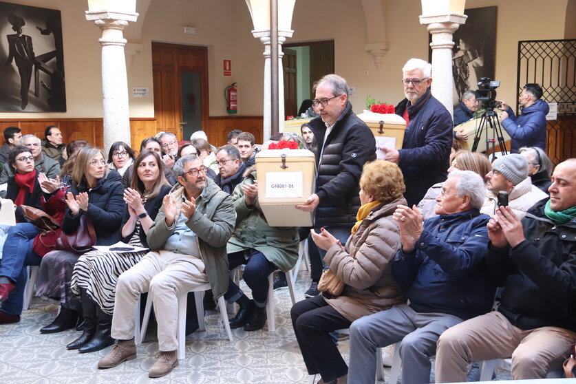 Acto de entrega de los cuerpos recuperados de las fosas 1 y 2 del cementerio de Manzanares (5)