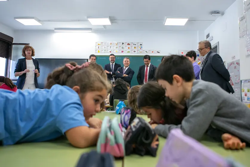 Bolaños de Calatrava (Ciudad Real), 11 de octubre de 2024.- El presidente de Castilla-La Mancha, Emiliano García-Page, inaugura la remodelación integral de espacios interiores y exteriores del CEIP ‘Virgen del Monte’ (Fotos: Piedad López // JCCM)