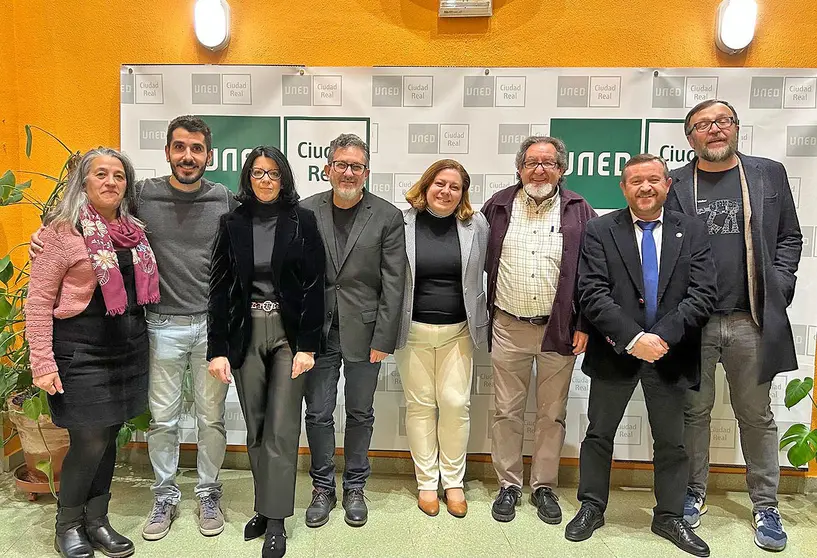 Fotografía de familia de todos los participantes en la presentación de 'Los exilios de la sangre' en la UNED de Valdepeñas