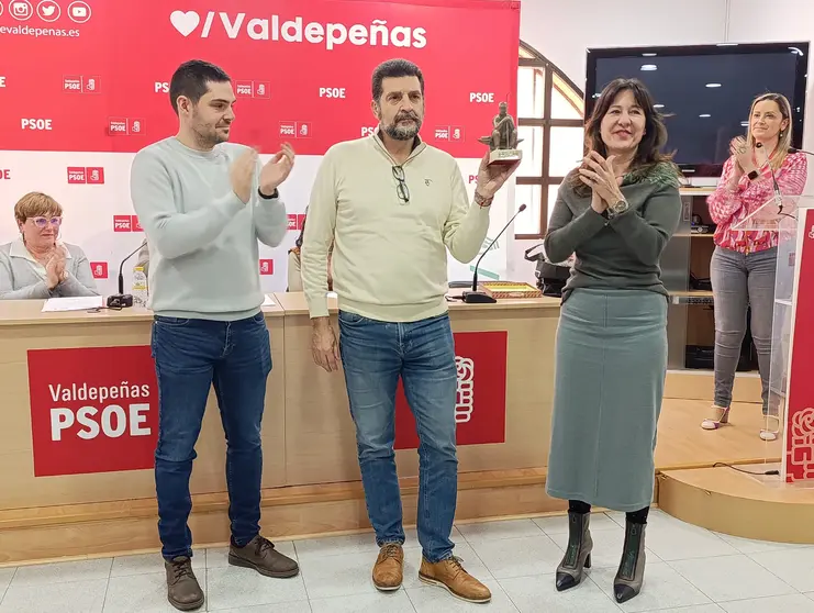 Manuel Martínez recibiendo un reconocimiento de manos de Blanca Fernández y Sergio Sánchez (16.03.25)